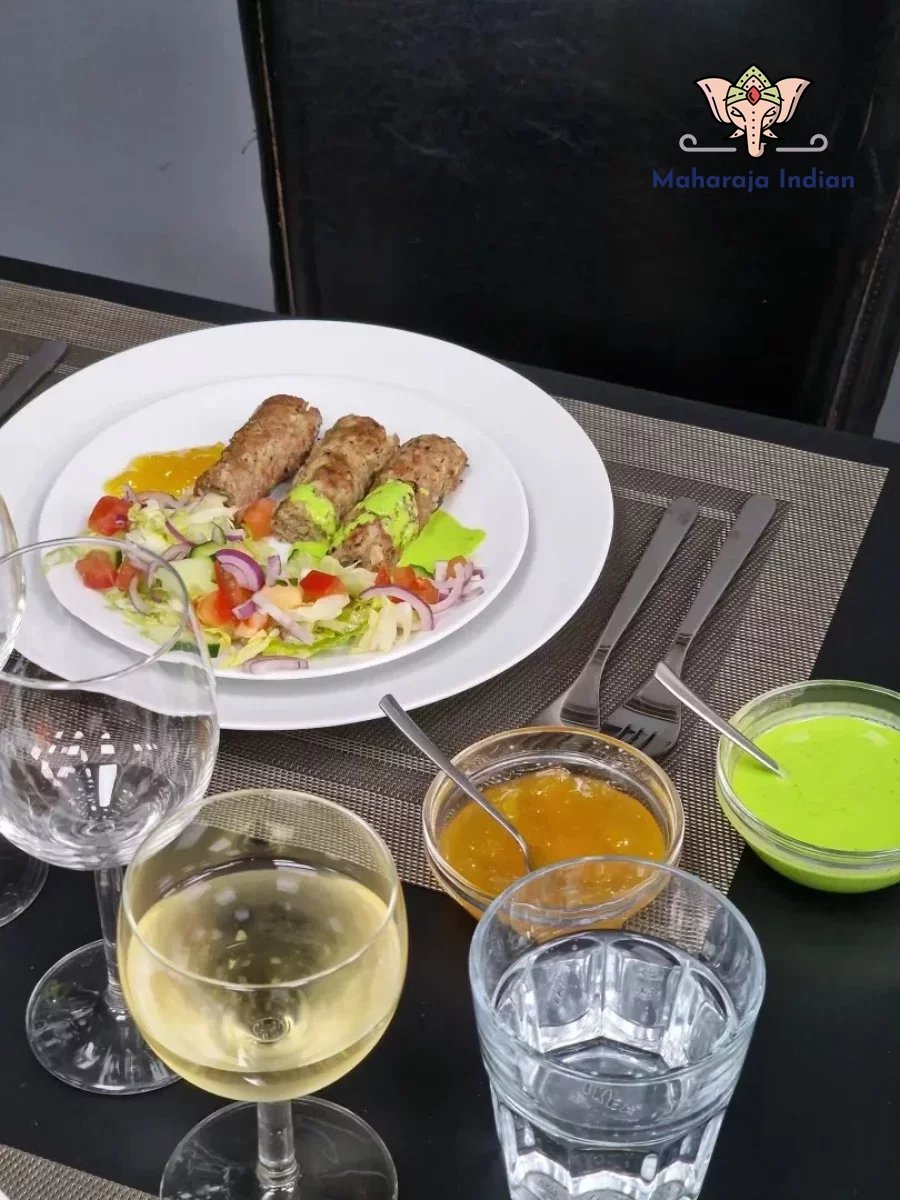 Assiette de tikka kebab avec salade et chutneys maison