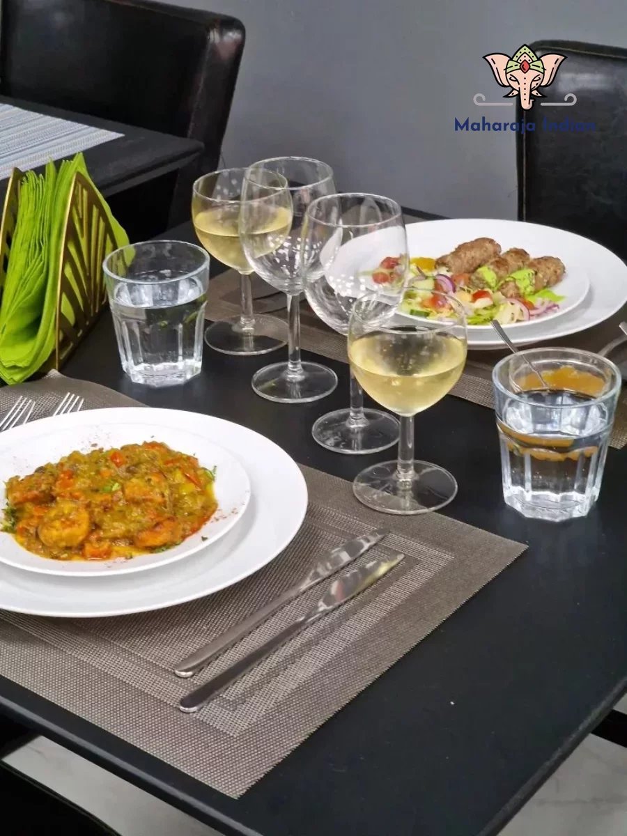 Table dressée avec plats indiens
